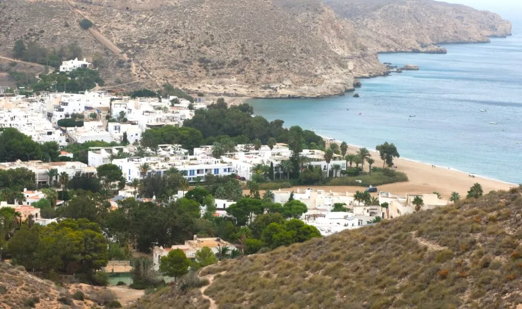 hotel agua amargua vista sobre el pueblo y la playa