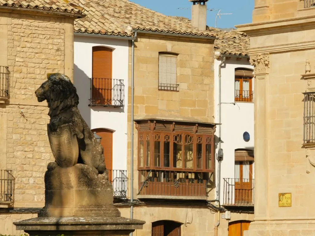 que ver en ubeda visitar la plaza vazquez de molina