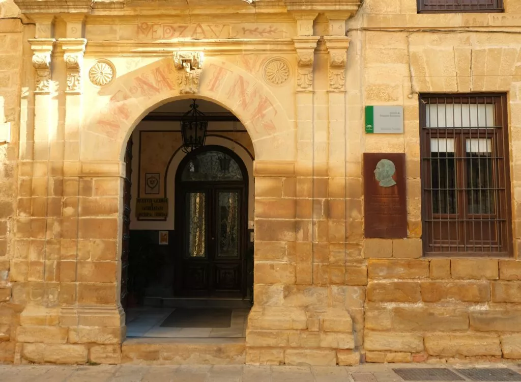 visiter baeza et voir ancienne université avec salle de classe de antonio machado