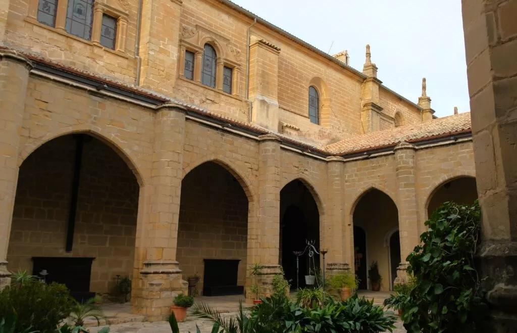 visiter baeza et voir le cloitre de la cathedrale