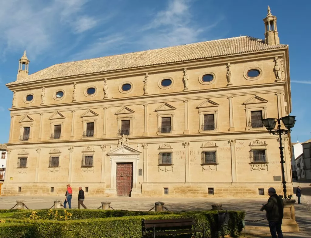 visiter ubeda voir meilleurs sites a visiter palais de las cadenas mairie de ubeda