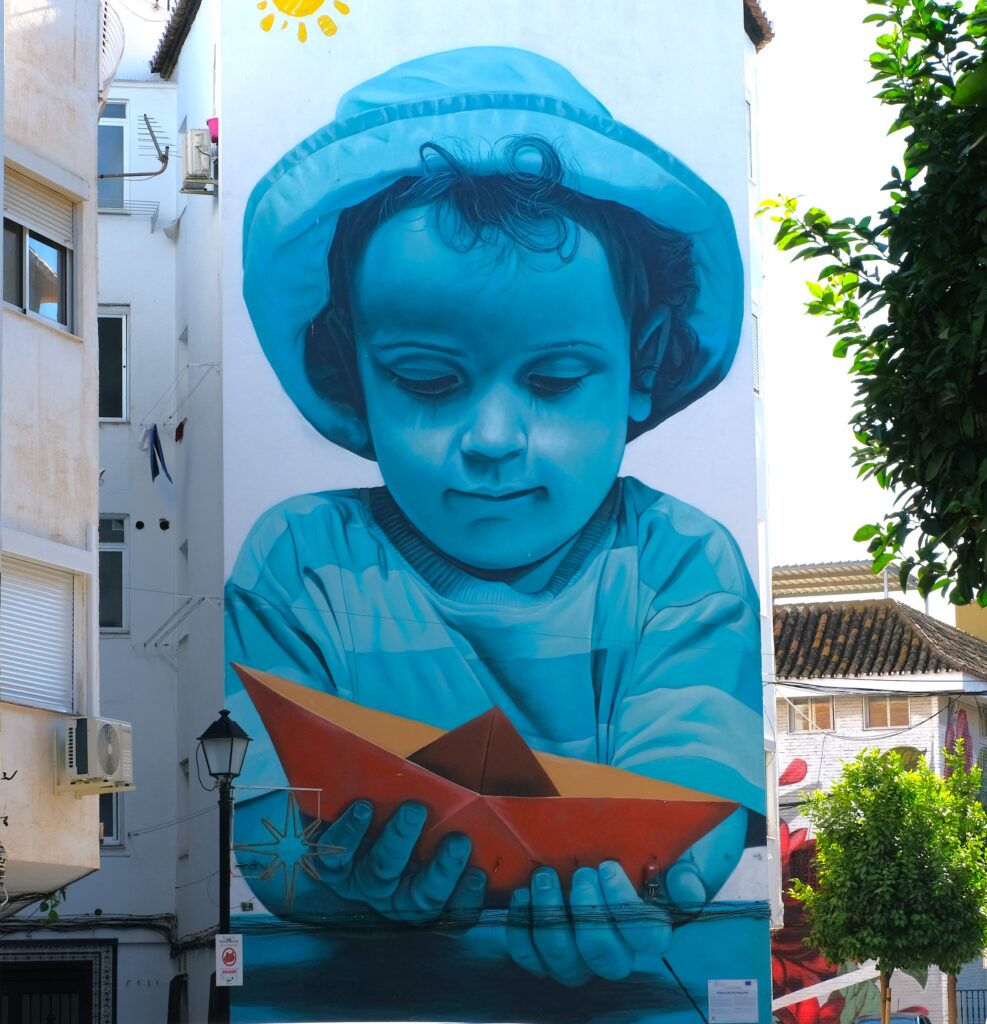 fuengirola barrio boquetillo mural nina con barco leive artista mon devane